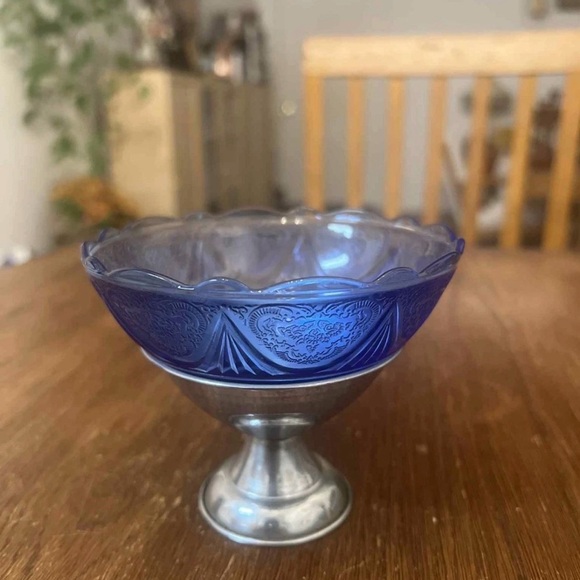 Hazel-Atlas Royal Lace Cobalt Blue Depression Glass Sherbet Dish with Metal Base - Picture 5 of 5